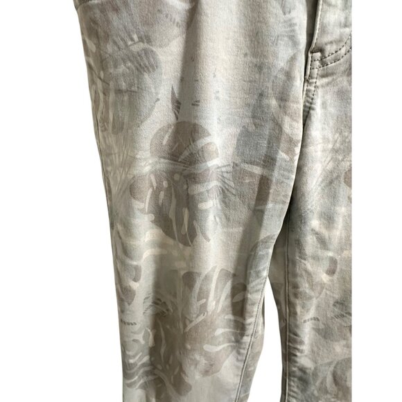 💰BOGO💰 cAbi Leaf Print Cropped Jeans With Pockets & Belt Loops sz 8 - Picture 4 of 9